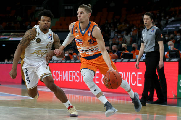 他的传球往 他的传球往