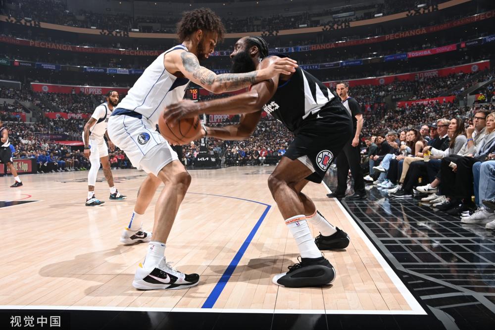 他的传球往 他的传球往